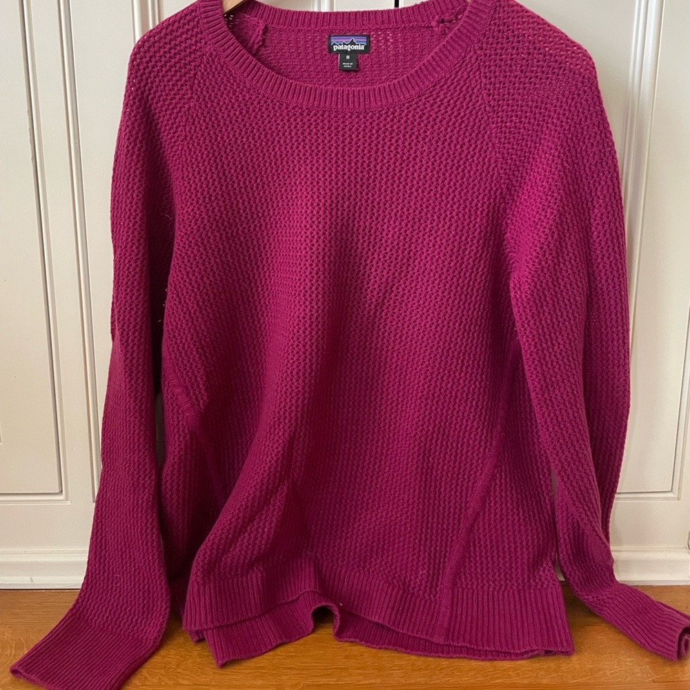 Patagonia is raspberry pink sweater - size M - great condition